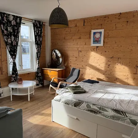 View In Center Of - 3 Bedrooms *