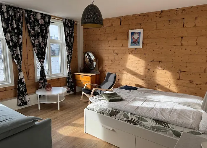 View In Center Of - 3 Bedrooms *