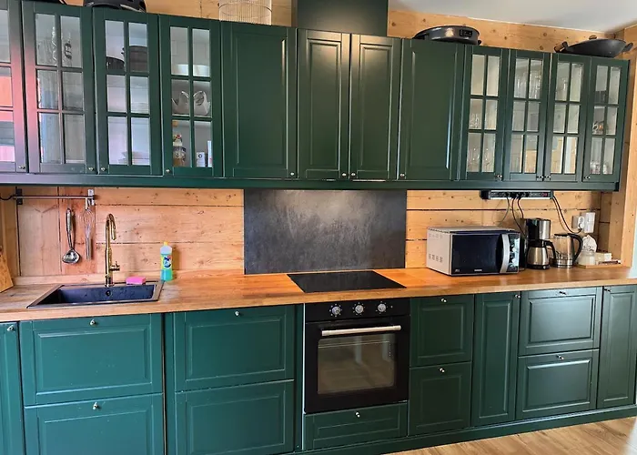 View In Center Of - 3 Bedrooms *